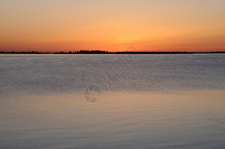 低地河流北Dvina下游平静水域的日落反射图片