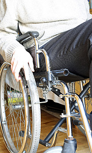 残疾青年在轮椅车轮上手图片