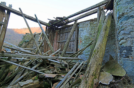 被强力地震完全摧毁的房屋的木板和瓦砾以图片