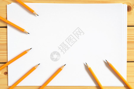 木桌上的铅笔和一张白纸顶视图图片