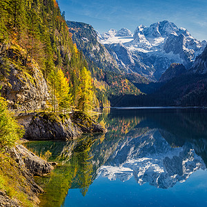 田园诗般的多彩秋天风景与Dachstein山峰的美丽景色图片