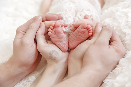 妈和爸抱着婴儿的脚图片