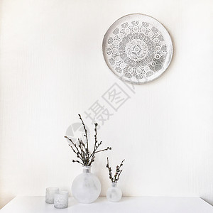 白色桌子和白色复古托盘上的白色花瓶中的褪色柳树枝图片