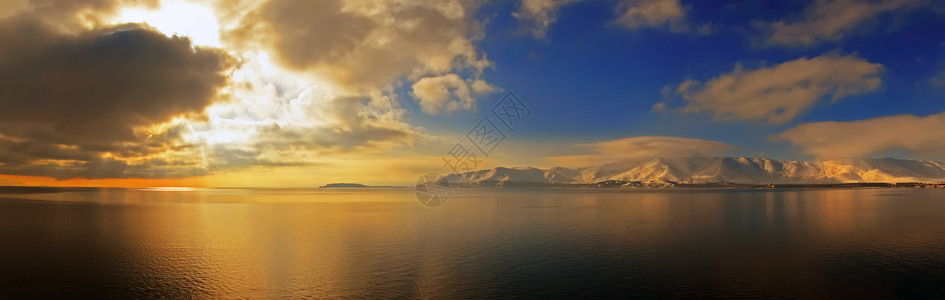 亚美尼亚塞万湖日出全景图片