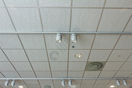 办公室的天花板有现代灯光和调节系图片