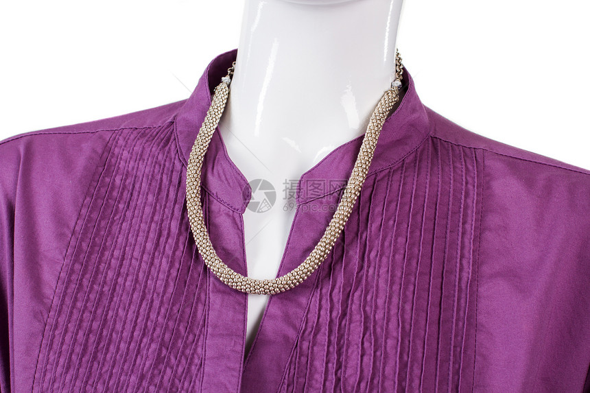 有银项链的紫色衬衫模特儿颈部的时髦帮凶女士专用首饰彩色衣图片