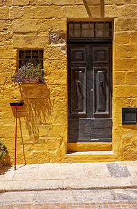 旧首都马耳他Vittoriosa街上的一扇门和一扇图片