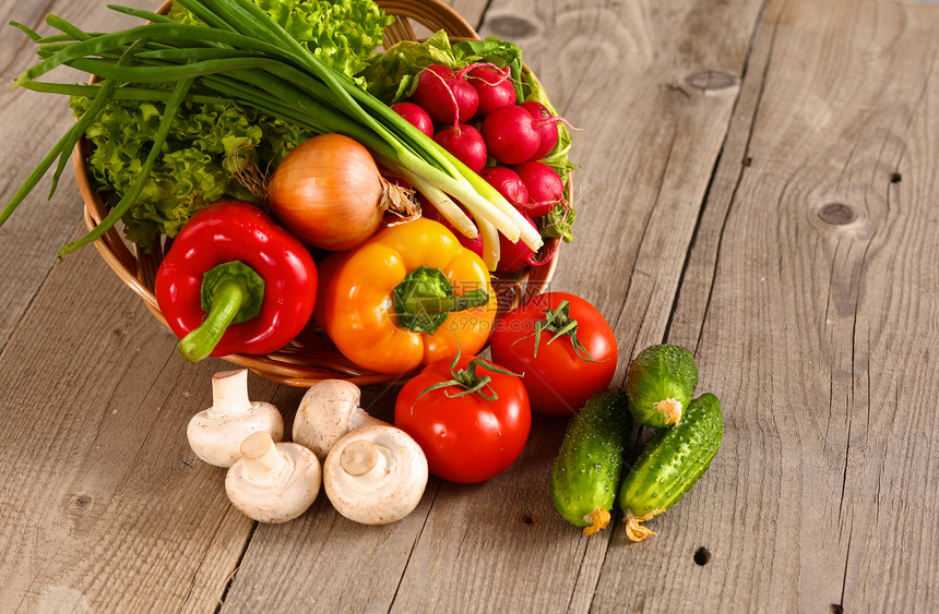 蔬菜新鲜生物植在篮子里图片