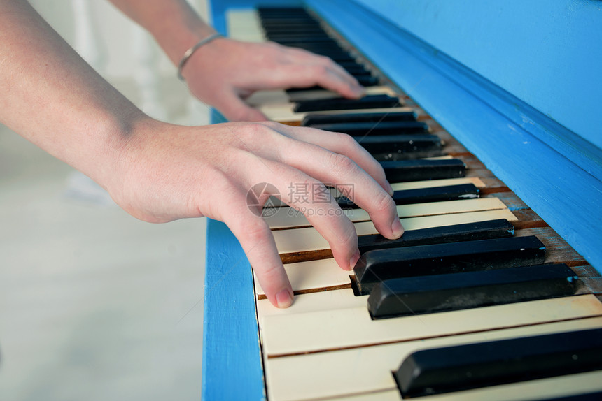 女孩学着弹蓝钢琴图片
