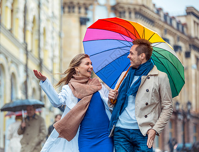 街上打着雨伞的幸福夫妻图片
