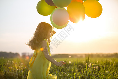 有气球的小女孩图片