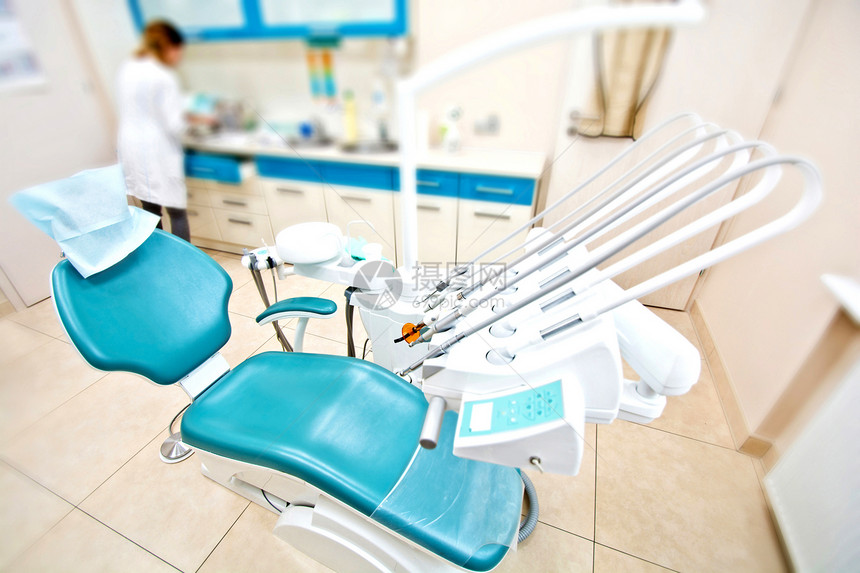 牙科诊所的专业牙医工具和椅子口腔卫生和图片