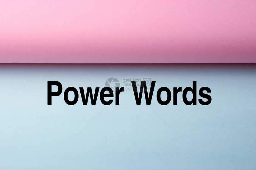 蓝色纸上的黑文字PowerWords和粉红图片