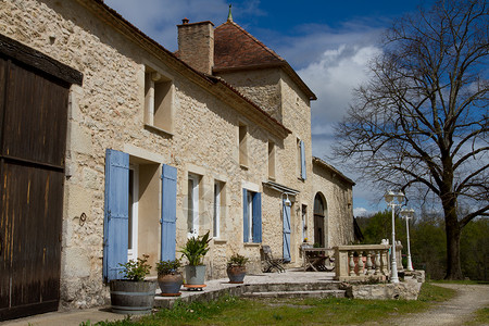 典型的法国住宅区的石屋和花园图片