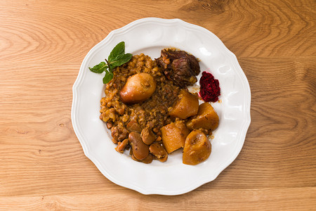 传统的犹太CholentHamin是以色列作为安息日餐的主菜图片