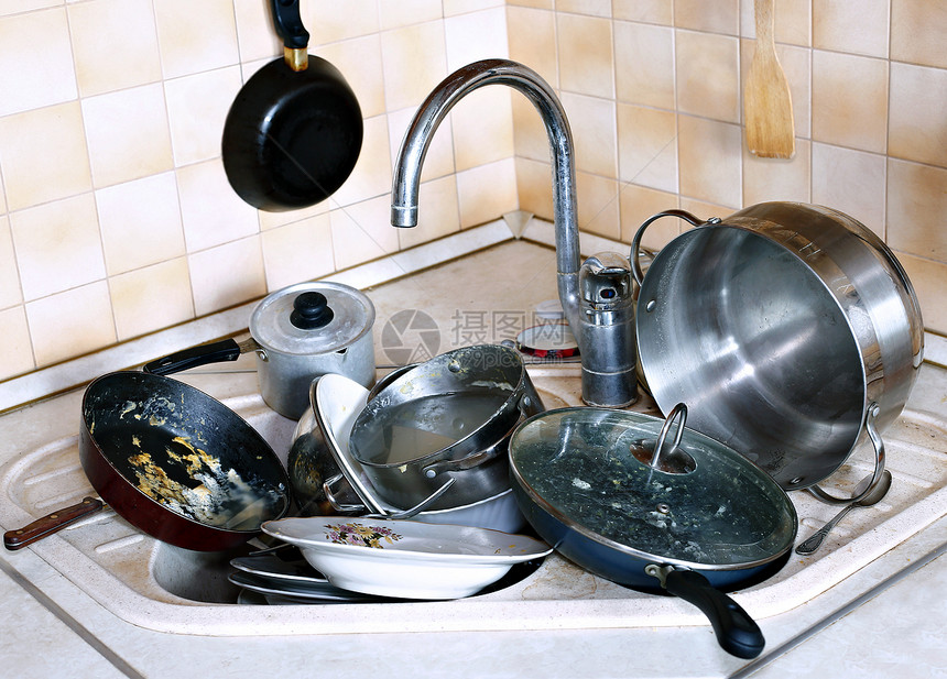 厨房水槽里有很多脏盘子图片