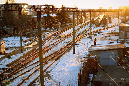 在铁路背景的日落图片