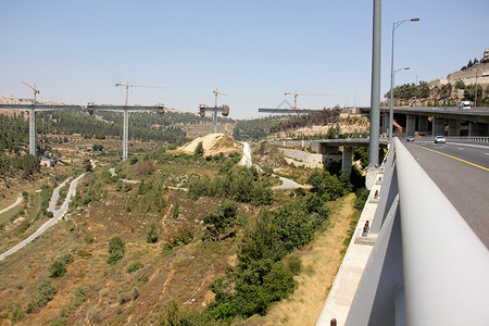 在耶路撒冷山区建造一座新的铁路桥图片