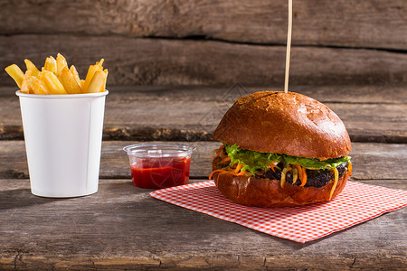 薯条配番茄酱和汉堡用棍子上的汉堡表复古餐厅的传统汉堡图片