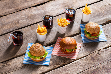 汉堡配可乐和薯条桌子上有饮料和食物全餐和清凉饮料传背景图片