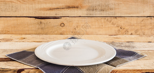 干净的盘子和木图片
