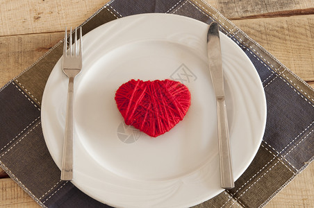 用叉子和刀子放在盘子上的心图片