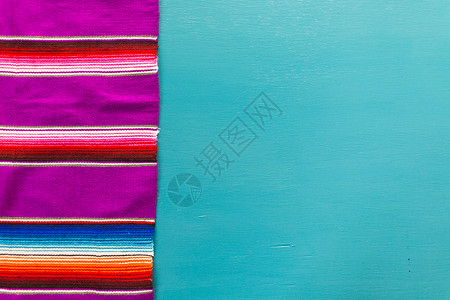 庆祝嘉年华的传统彩色餐桌装饰背景图片