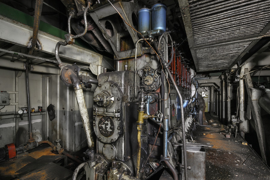 船上装着柴油机旧货轮的引擎室船舱里图片