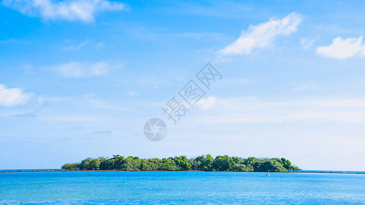 热带海洋中带小平房的小岛背景图片