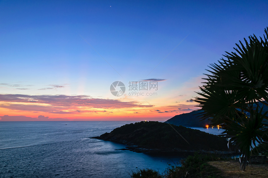 从泰国普吉省著名景点LaemPhromthepCape风景点到安达曼海的高角景色美图片