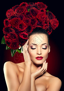 美丽的模特女人在头发美容院化妆中的玫瑰花在豪华水疗中的年轻现代女孩士化妆睫毛膏为长睫毛唇膏在嘴唇上眼影闪亮的背景图片