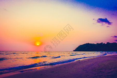 热带海滩和海边的美丽日落图片