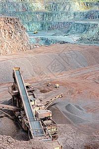 金属矿采石场的碎石机采矿业背景