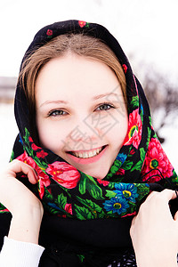 在披肩上画出美丽的俄罗斯女图片