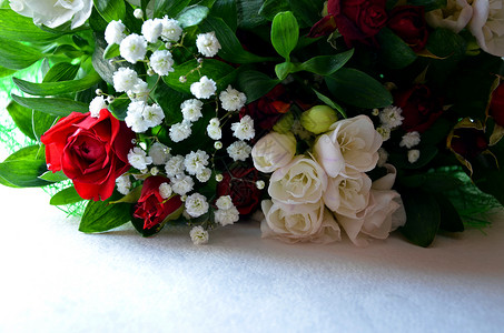 红色和白色的玫瑰花束图片
