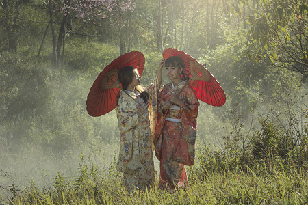 两个女孩穿着日本传统服装穿着日本图片