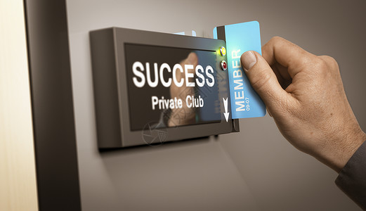 用蓝色卡片钥匙解锁成功私人俱乐部的手用于说明自我实现或创图片