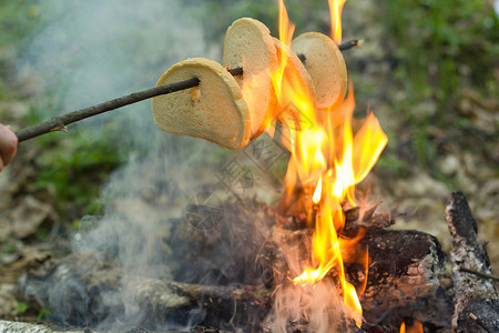 烤串上的面包片在火上烤图片