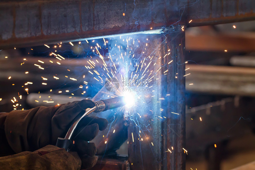 钢结构焊接时在屏蔽气体中焊接半自动焊接时的图片