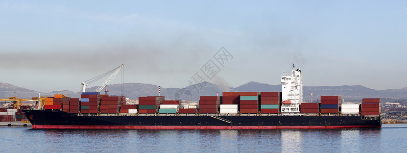集装箱船在港口正在卸货图片