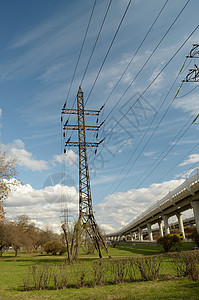 高电压线为住宅和企业供电图片