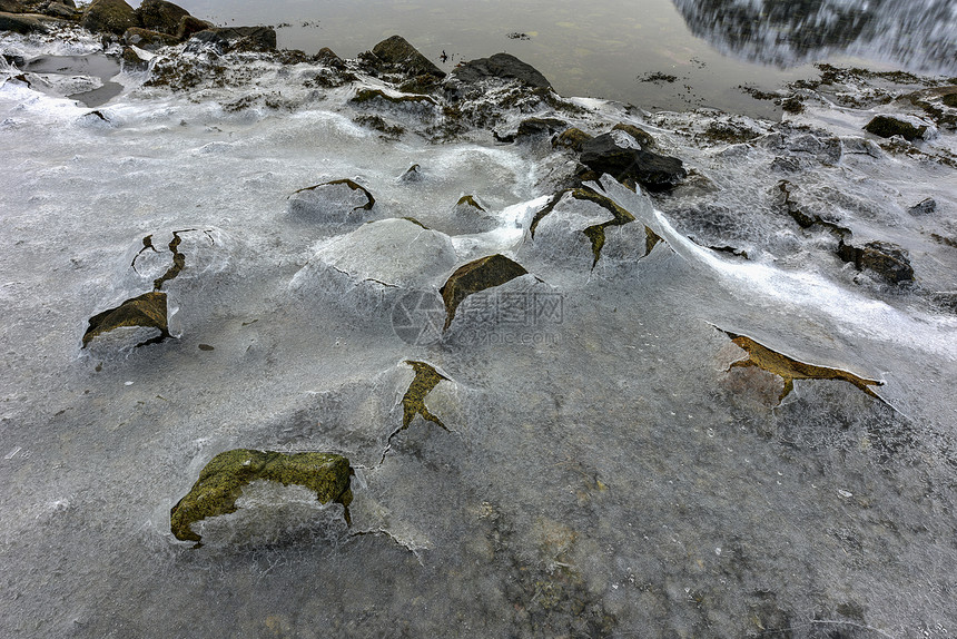 在挪威洛福顿群岛瓦格斯波伦的冰面上破碎图片