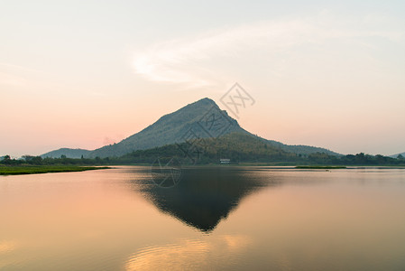 清晨的山湖图片