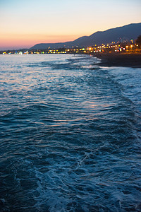蓝色大海的散焦背景晚上有海浪背景图片