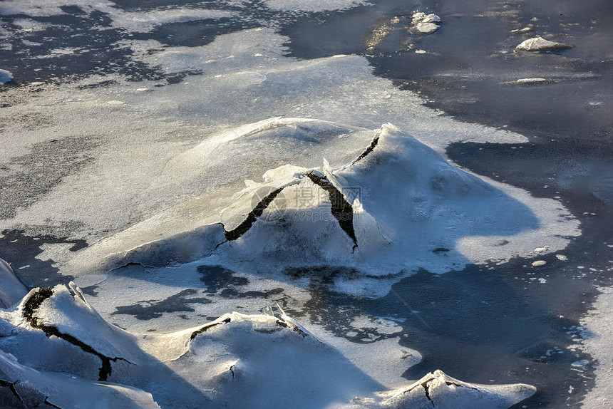 在挪威洛福顿群岛的布森冰块中岩图片