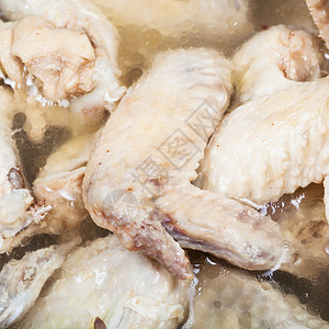许多煮鸡翅在肉汤里图片