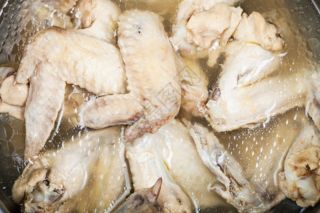 炖锅里的油腻鸡汤里有很多煮鸡翅图片