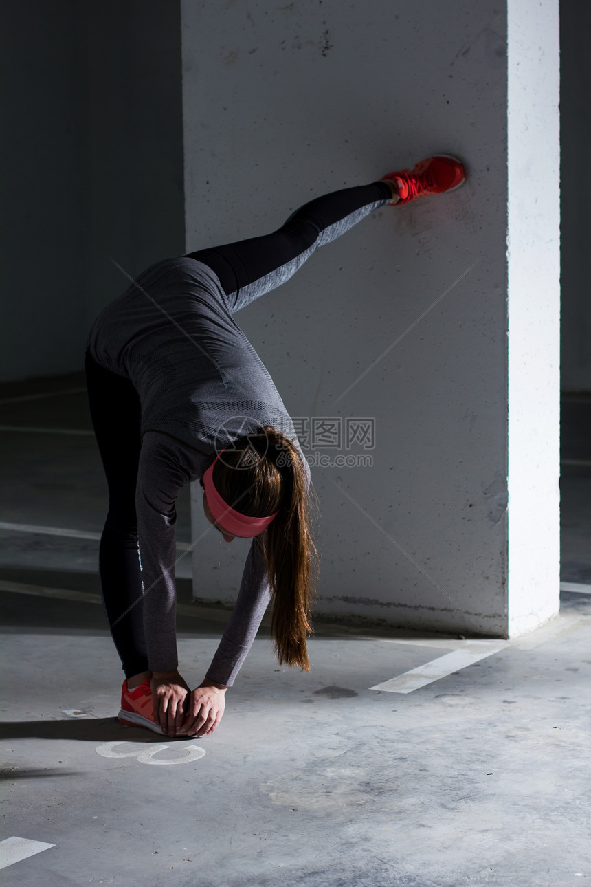 健身运动活跃的女人伸展锻炼练习图片