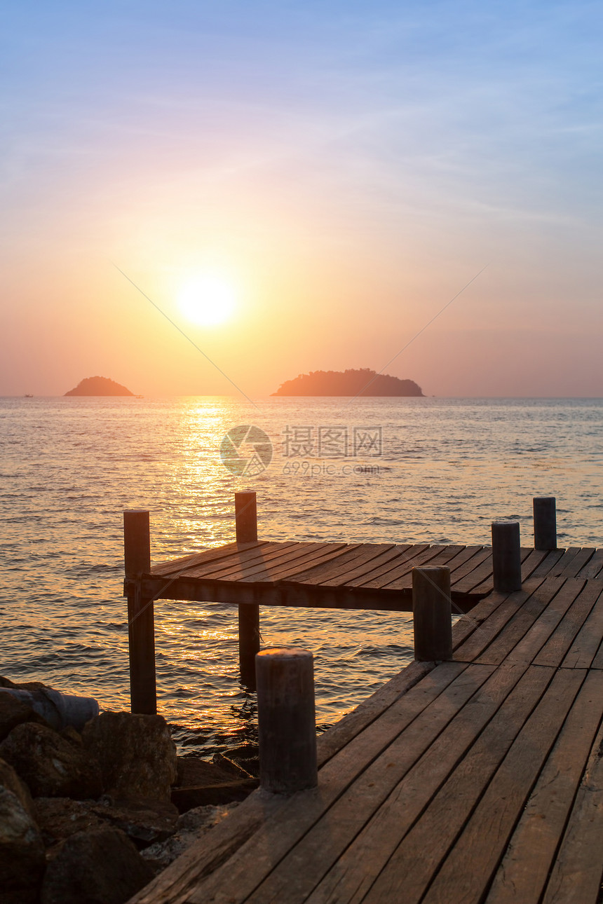 海岸上美丽的日落图片