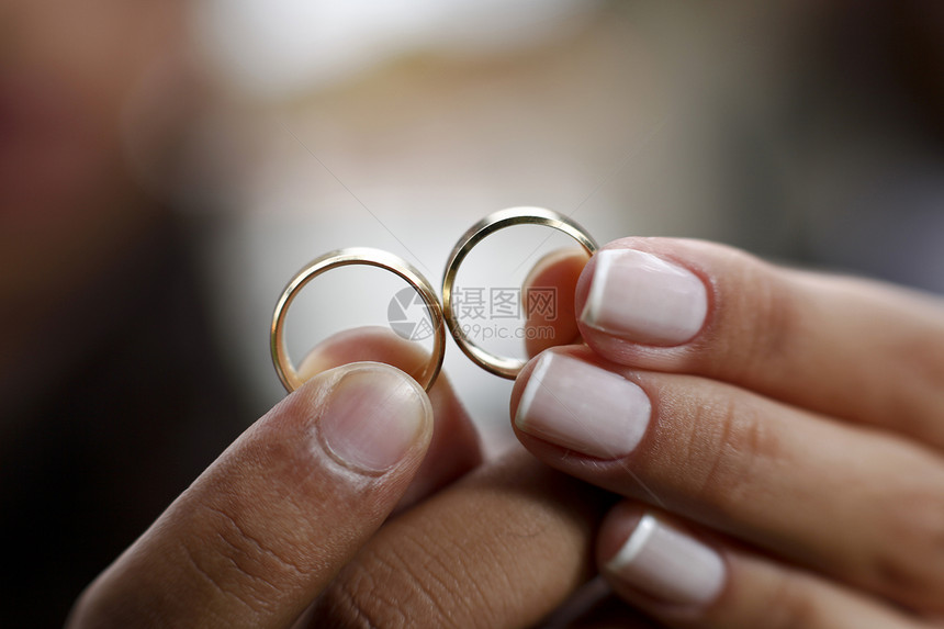 两只手拿着两个金戒指结婚图片